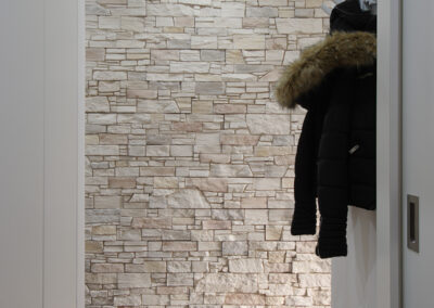 Panelákový byt, Zlín, dekorativní kamenný obklad