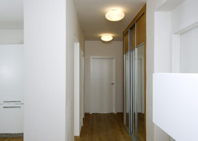 Řadový dům, chodba, dřevěná podlaha