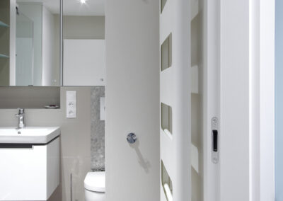 Panelákový byt, koupelna, radiátor, umyvadlo, zrcadlo