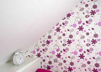 Dětské pokoje v podkroví, dívčí pokoj, květinová tapeta, dřevěná podlaha postel, křeslo, psací stůl, židle, růžový pokoj