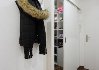 Panelákový byt, Zlín, vstupní chodba, věšák, komora, posuvné dveře