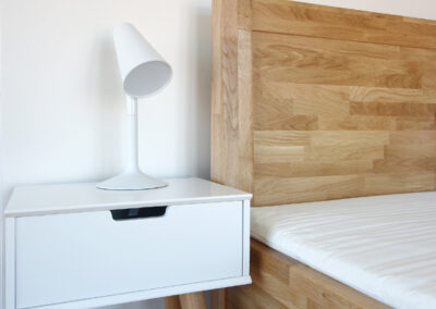 Luxusní byt, postel z masivu, postel ze dřeva, noční stolek, lampička