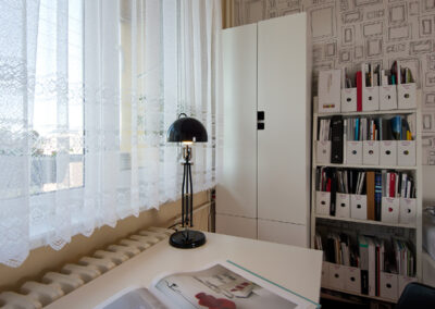 Panelákový byt, dětský pokoj, lampička, stůl, skříň