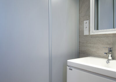 Rekonstrukce, rodinný dům, přízemí, koupelna, sprchový kout, umyvadlo se skříňkou, zrcadlo, osvětlení v koupelně, posuvné dveře