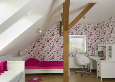 Dětské pokoje v podkroví, dívčí pokoj, květinová tapeta, dřevěná podlaha postel, křeslo, psací stůl, židle, růžový pokoj