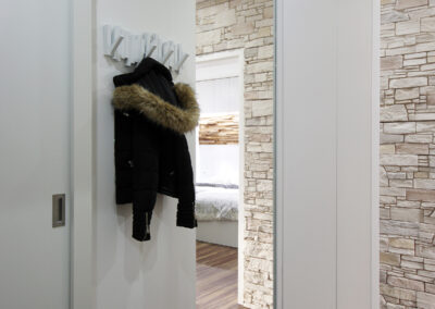 Panelákový byt, Zlín, vstupní chodba, věšák, komora, posuvné dveře