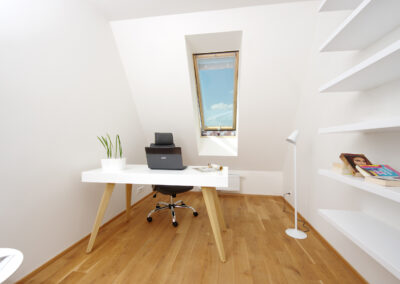 Luxusní byt, pracovna, pracovní stůl, pracovní židle, police, dřevěná podlaha, dubová podlaha, pracovna v podkroví
