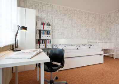 Panelákový byt, dětský pokoj, lampička, stůl, skříň, postel, výsuvná postel, tapeta