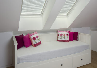 Dětské pokoje v podkroví, dívčí pokoj, květinová tapeta, dřevěná podlaha postel, křeslo, psací stůl, židle, růžový pokoj