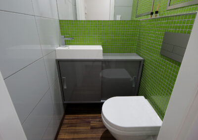 Panelákový byt, Zlín, záchod, zelený obklad, WC, malé umyvadlo