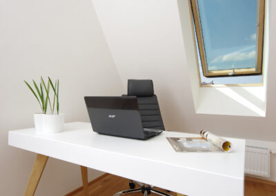 Luxusní byt, pracovna, pracovní stůl, pracovní židle, police, dřevěná podlaha, dubová podlaha, pracovna v podkroví