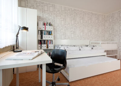 Panelákový byt, dětský pokoj, lampička, stůl, skříň, postel, výsuvná postel, tapeta