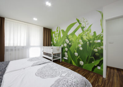 Panelákový byt, Zlín, zelená tapeta, konvalinky, tapeta, ložnice, vinylová podlaha, závěs