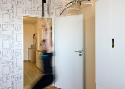 Panelákový byt, dětský pokoj, lampička, stůl, skříň, postel, výsuvná postel, tapeta, kruhy, zavěšené kruhy