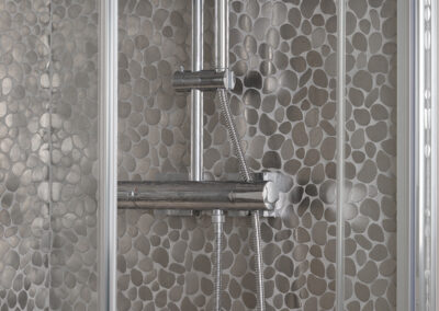 Panelákový byt, koupelna, sprchový kout, sprcha, nerezová mozaika