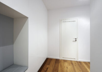 Byt v novostavbě, chodba, dřevěná podlaha, dveře