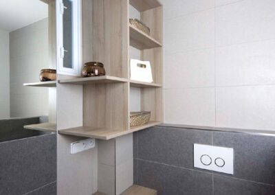 Interiér cihlového bytu, koupelna, nábytek v koupelně, velké zrcadlo, vana, umyvadlo, nábytek pod umyvadlem, police v koupelně, WC, záchod