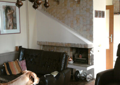 Proměna obývacího pokoje, RD Nučice, původní stav, původní krb, starý krb, nefunkční krb, stará pohovka