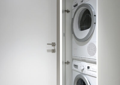 Panelákový byt, pračka a sušička ve skříni, skříň koupelna, vinylová podlaha