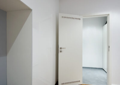 Byt v novostavbě, chodba, dřevěná podlaha, dveře