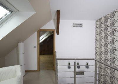 Podkroví, hala, masivní dveře, dřevěné dveře, dubové dveře, tapeta s ornamenty, schodiště, cementová stěrka, pandomo, nerezové zábradlí