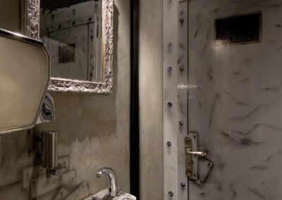 Interiér baru AnonymouS, nápisy na zdi, WC, toaleta, zrcadlo, pomalované umyvadlo, pomalované dveře