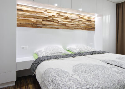 Panelákový byt, Zlín, ložnice, vinylová podlaha, dřevěný obklad za postelí