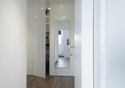 Panelákový byt, vestavěná šatna, úklidová skříň, vinylová podlaha