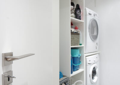 Byt v novostavbě, chodba, dřevěná podlaha, dveře, komora, police, prádelna, pračka, sušička