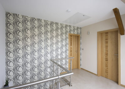 Podkroví, hala, masivní dveře, dřevěné dveře, dubové dveře, tapeta s ornamenty, schodiště, cementová stěrka, pandomo, nerezové zábradlí