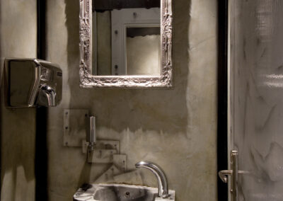 Interiér baru AnonymouS, nápisy na zdi, WC, toaleta, zrcadlo, pomalované umyvadlo, pomalované dveře