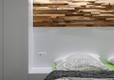 Panelákový byt, Zlín, ložnice, vinylová podlaha, dřevěný obklad za postelí