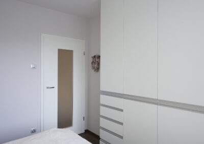 Interiér panelákového bytu, ložnice, skříň v ložnici, šatní skříň, šuplíky