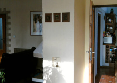 Proměna obývacího pokoje, RD Nučice, původní stav, původní krb, starý krb, nefunkční krb, stará pohovka