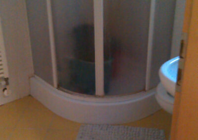 Rekonstrukce, rodinný dům, přízemí, původní stav, stará koupelna, stará dlažba, starý sprcháč