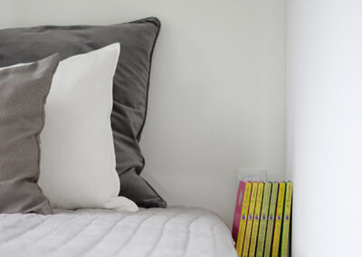 Panelákový byt, ložnice, postel, polštáře, noční stolek