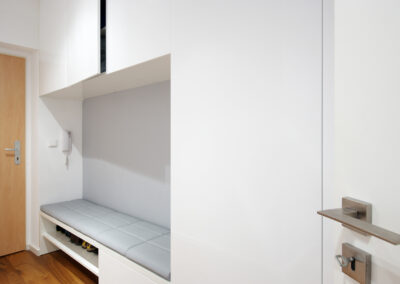 Byt v novostavbě, chodba, dřevěná podlaha, dveře