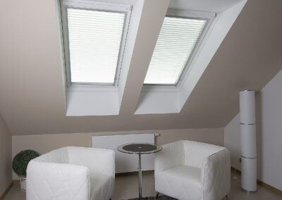 Podkroví, hala, masivní dveře, dřevěné dveře, dubové dveře, tapeta s ornamenty, schodiště, cementová stěrka, pandomo, nerezové zábradlí