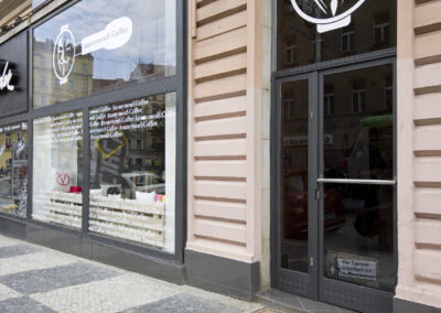 Interiér kavárny AnonymouS, vstup z ulice, vstup do kavárny, výloha s polepy, výloha s logem AnonymouS