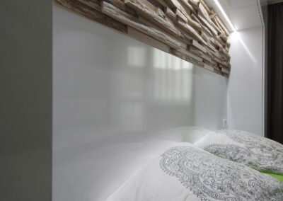 Panelákový byt, Zlín, ložnice, vinylová podlaha, dřevěný obklad za postelí