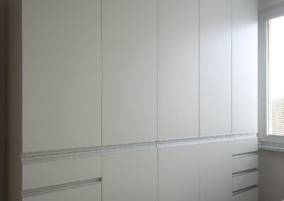 Interiér panelákového bytu, ložnice, skříň v ložnici, šatní skříň, šuplíky