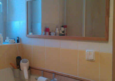 Rekonstrukce, rodinný dům, přízemí, původní stav, stará koupelna, stará dlažba, staré umyvadlo, původní zrcadlo