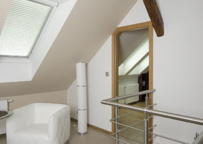 Podkroví, hala, masivní dveře, dřevěné dveře, dubové dveře, tapeta s ornamenty, schodiště, cementová stěrka, pandomo, nerezové zábradlí