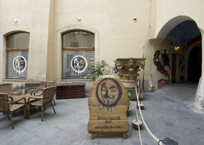 Interiér baru AnonymouS, venkovní sezení, sezení v atriu, polepené okno, vstup do baru