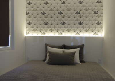 Panelákový byt, ložnice, postel, polštáře, noční stolek, tapeta, zastínění