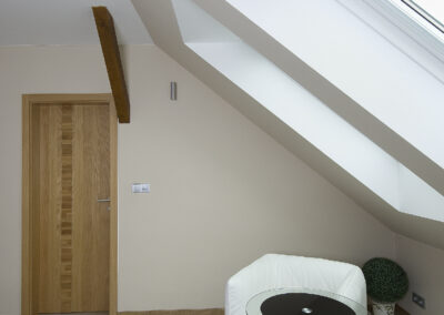 Podkroví, hala, masivní dveře, dřevěné dveře, dubové dveře, tapeta s ornamenty, schodiště, cementová stěrka, pandomo, nerezové zábradlí