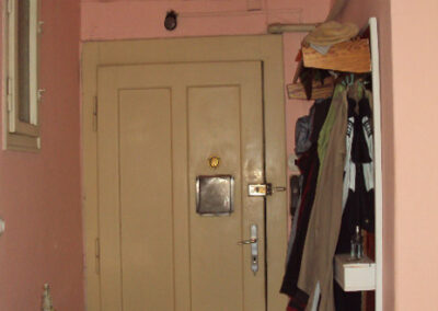 Interiér cihlového bytu, chodba, původní stav