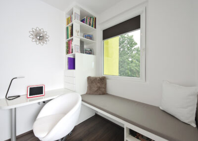Panelákový byt, pracovna, knihovna, lenoška, pracovní stůl, pracovní židle