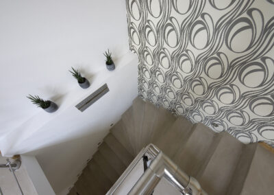 Podkroví, hala, masivní dveře, dřevěné dveře, dubové dveře, tapeta s ornamenty, schodiště, cementová stěrka, pandomo, nerezové zábradlí