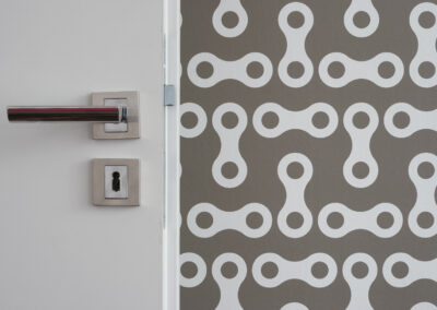 Panelákový byt, Zlín, pracovna, vinylová podlaha, tapeta, stůl, židle, počítač